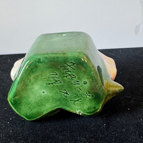 VINTAGE CERAMIC FLOWER WALL POCKET VASE WITH ROSE  FLOWER ACCENT - 4” TALL - Picture 4 of 4